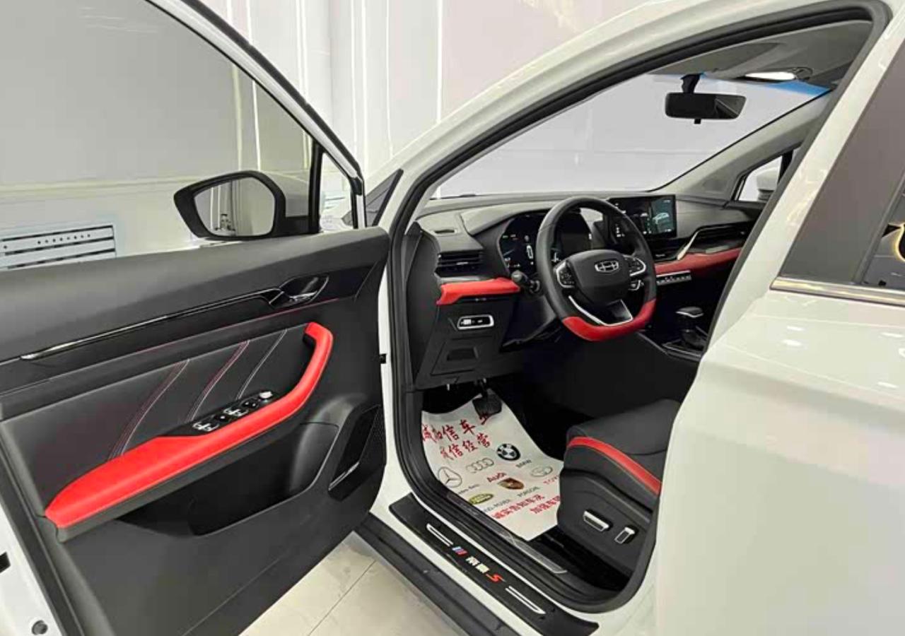 Салон Geely Emgrand S