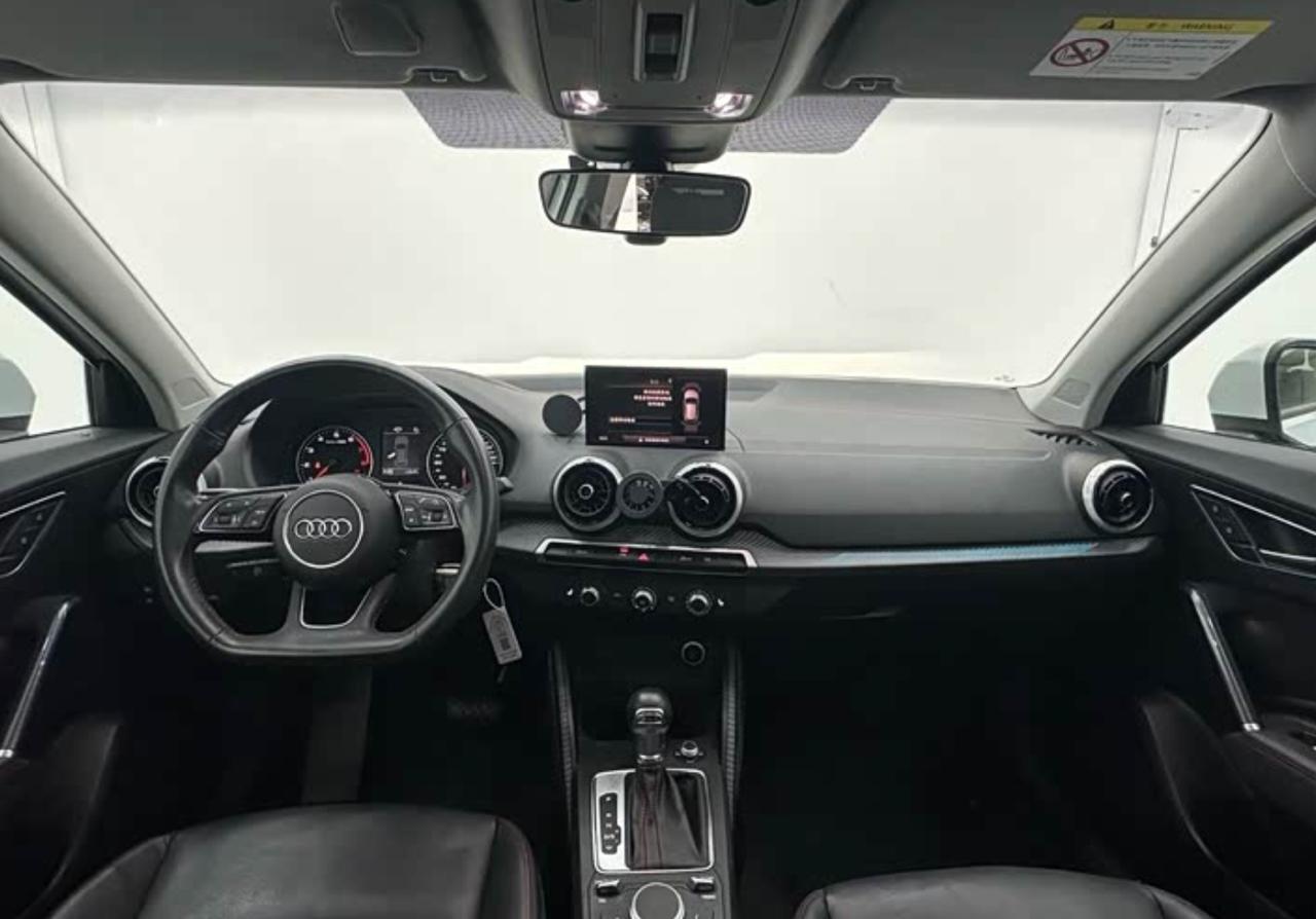 Audi Q2L 35 TFSI Enterprising Dynamic — салон