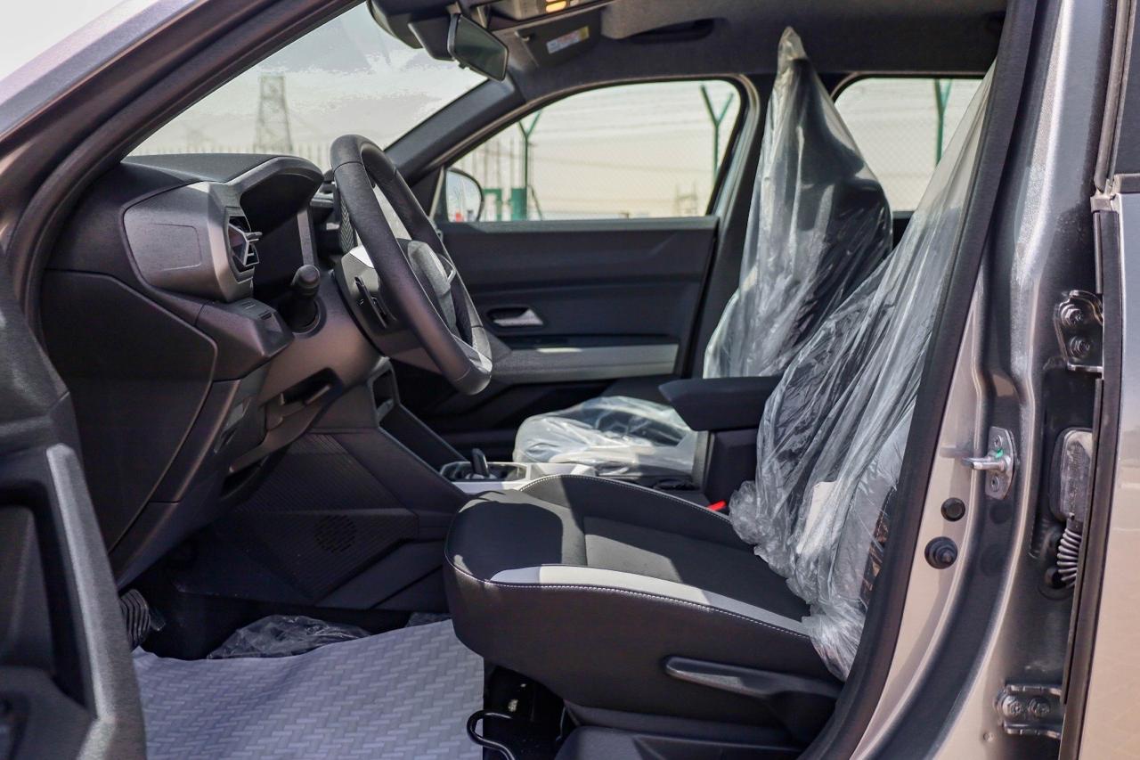 Salon Renault Duster 3: perednie sidenya eshche v zashchitnoy plenke, novyy avtomobil